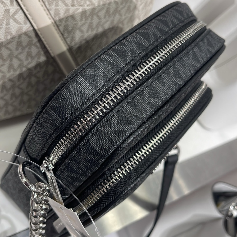 MICHAEL KORS Jet Set Travel Medium Logo Crossbody Flight Bag
Black
NWT - Picture 6 of 16